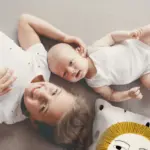 少女と赤ちゃん